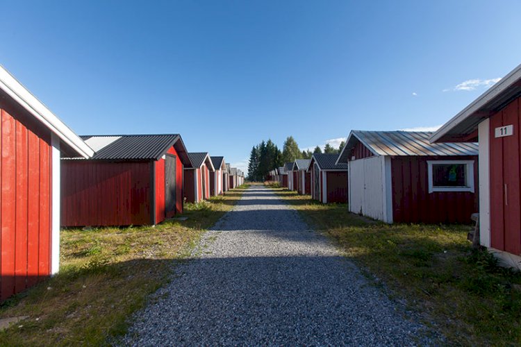 I vilken småbåtshamn står dessa bygningar som visas på bilden?