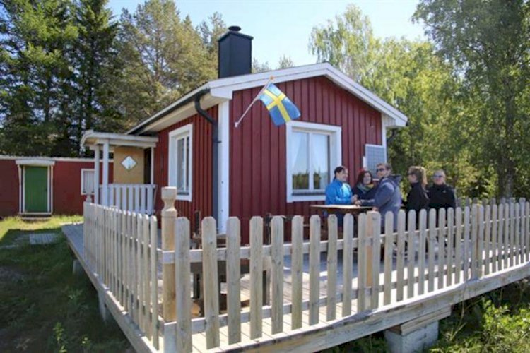 Den här mysiga skärgårdsstugan ligger vid den skyddade Stenbergsviken, på vilken ö i Piteå skärgård?