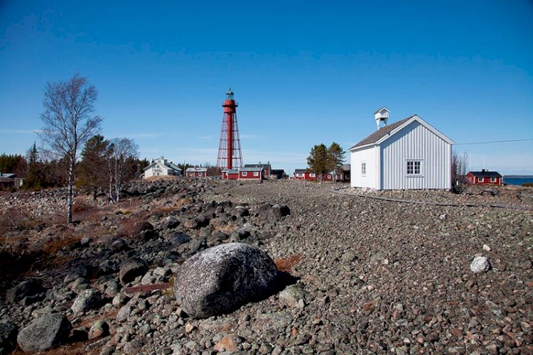 Pite-Rönnskär har ett strategiskt läge, längst ut i havet vid södra inseglingen till Piteå. Men i vilken kommun ligger Pite-Rönnskär?