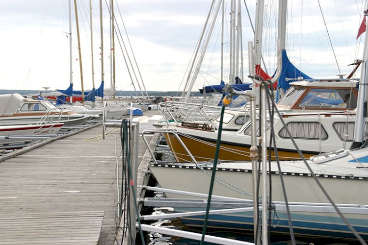Vilken båthamn ersättade Haraholmens båthamn?