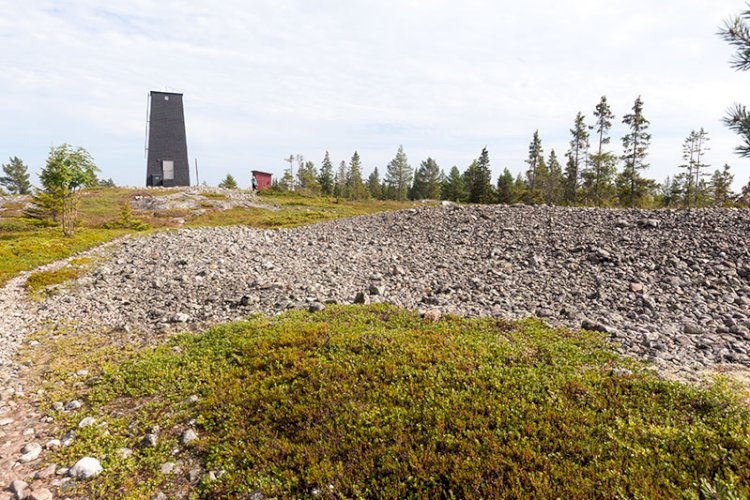 Högst på denna ö finns en gammal båk från 1884 och intill labyrinter och tomtningar från fiskare och säljägare 1000 år tillbaka. Vilken ö är det?