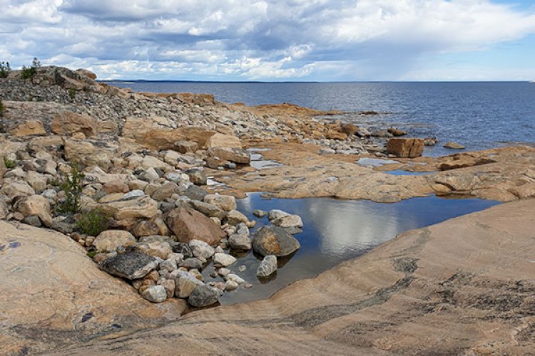 Längst ut i Byskefjärden på en ö som består i huvudsak av klippor och klapperfält och granne med den stora Rommelsön. Här kan du bo i den gamla lotsstugan med två bäddar och i annexet ytterligare fem. Vad heter ön?