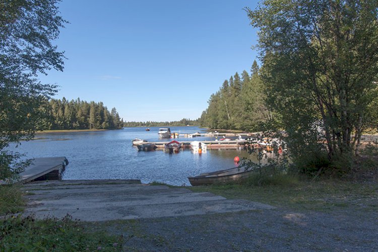 I Bureå finns två småbåthamnar. Förutom Bureå Båtsällskaps Hamn finns också en mindre hamn som ligger i ?