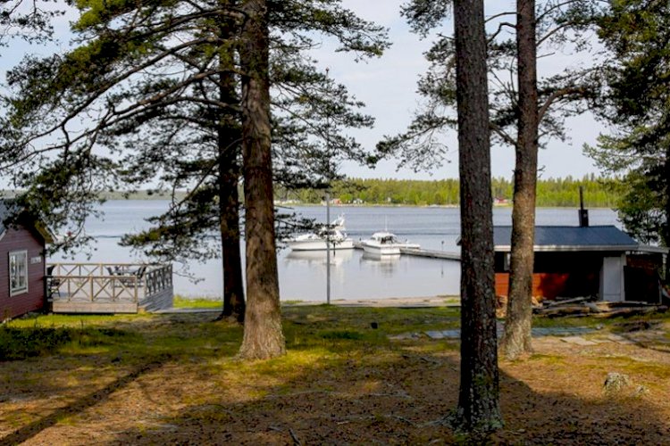 På vilken ö har Byske båtklubb sin klubbstuga med fin strand och bryggor?