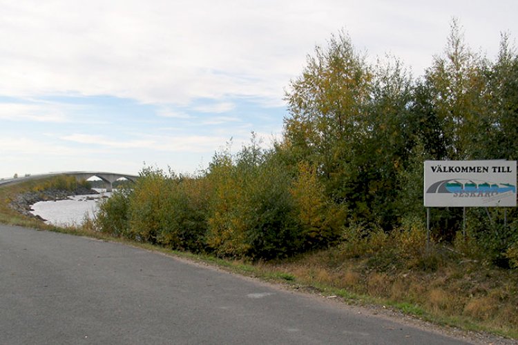 Bron till Seskarö är 1 kilometer lång och tillsammans med några mindre broar förbinder den Seskarö och ett pärlband av mindre öar med fastlandet. Vilken år invigdes bron?